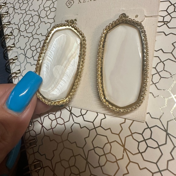 VGUC Kendra Scott Mother of Pearl / Gold Deily Earrings - Picture 5 of 6
